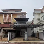 5 Stars Batu Caves Homestay